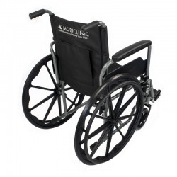 Fauteuil roulant pliable. Grandes roues arrière amovibles